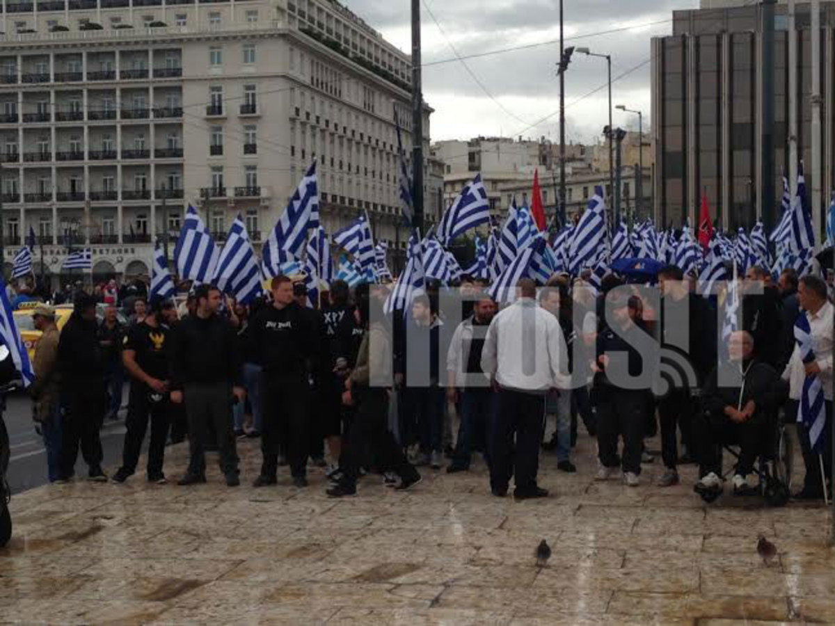 Περιμένουν τον αρχηγό τους έξω από την Βουλή – Στις 12 η μεταγωγή Μιχαλολιάκου, Παππά και Λαγού