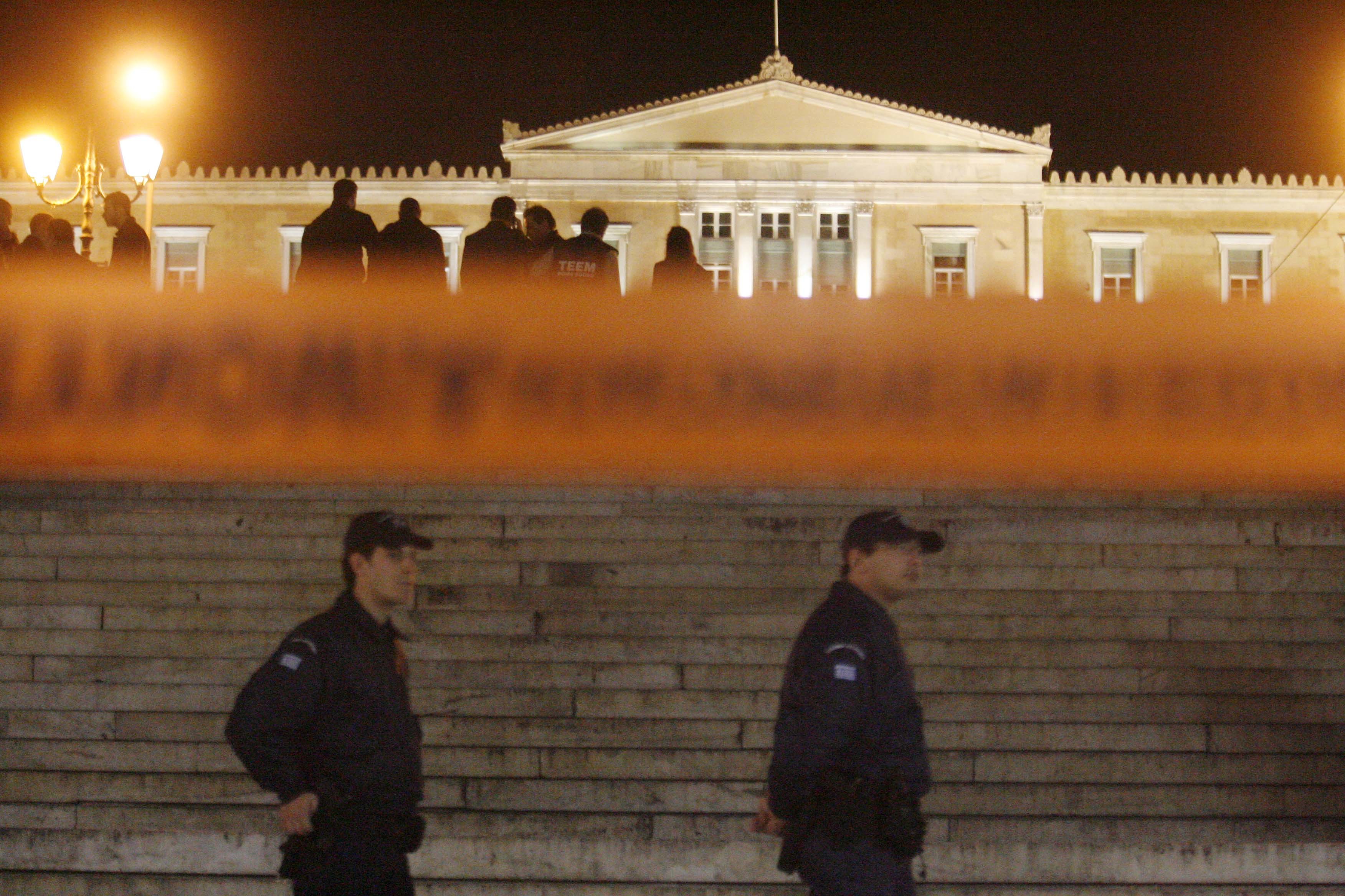 Από την έκρηξη το βράδυ του Σαββάτου στη Βουλή ΦΩΤΟ EUROKINISSI