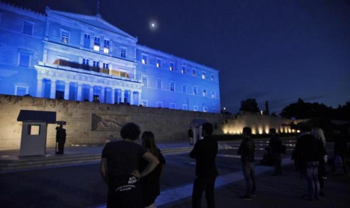 Η Βουλή από χθες έγινε… μπλέ! Μάθε γιατί και δες φωτογραφίες