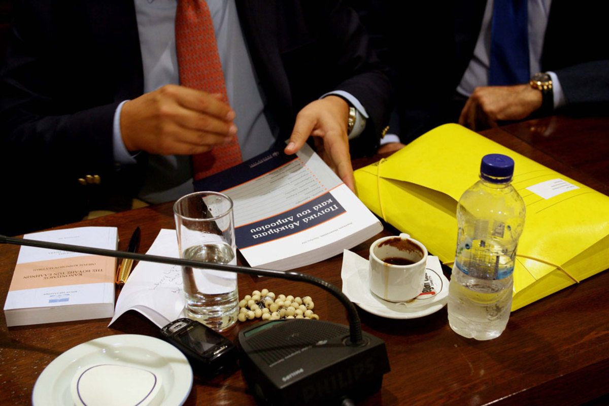 Δε βάζουν μυαλό! 10.000€ να πίνουν βουλευτές και… φίλοι καφέ και νερό