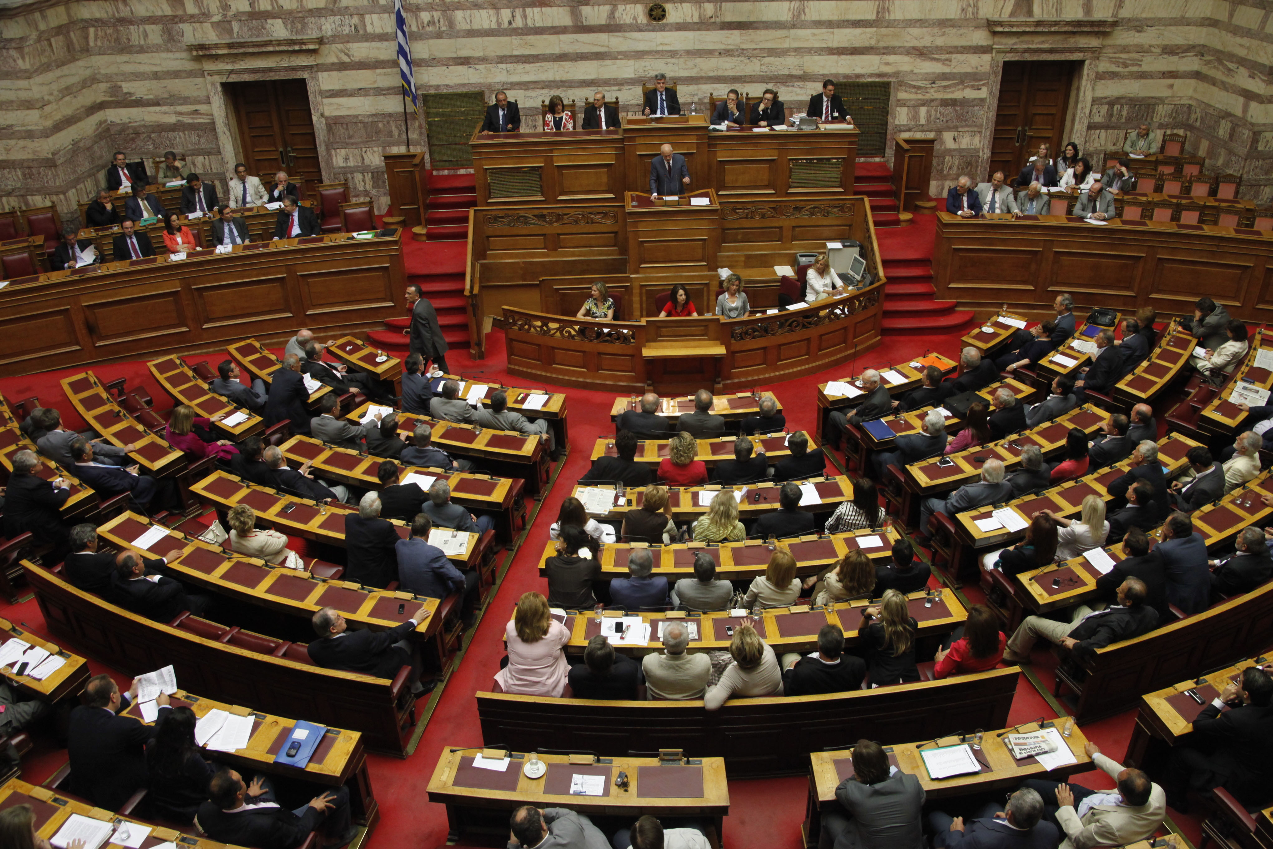 Δε θα μάθουμε ποτέ πόσα δανείστηκαν τα κόμματα από το 1996