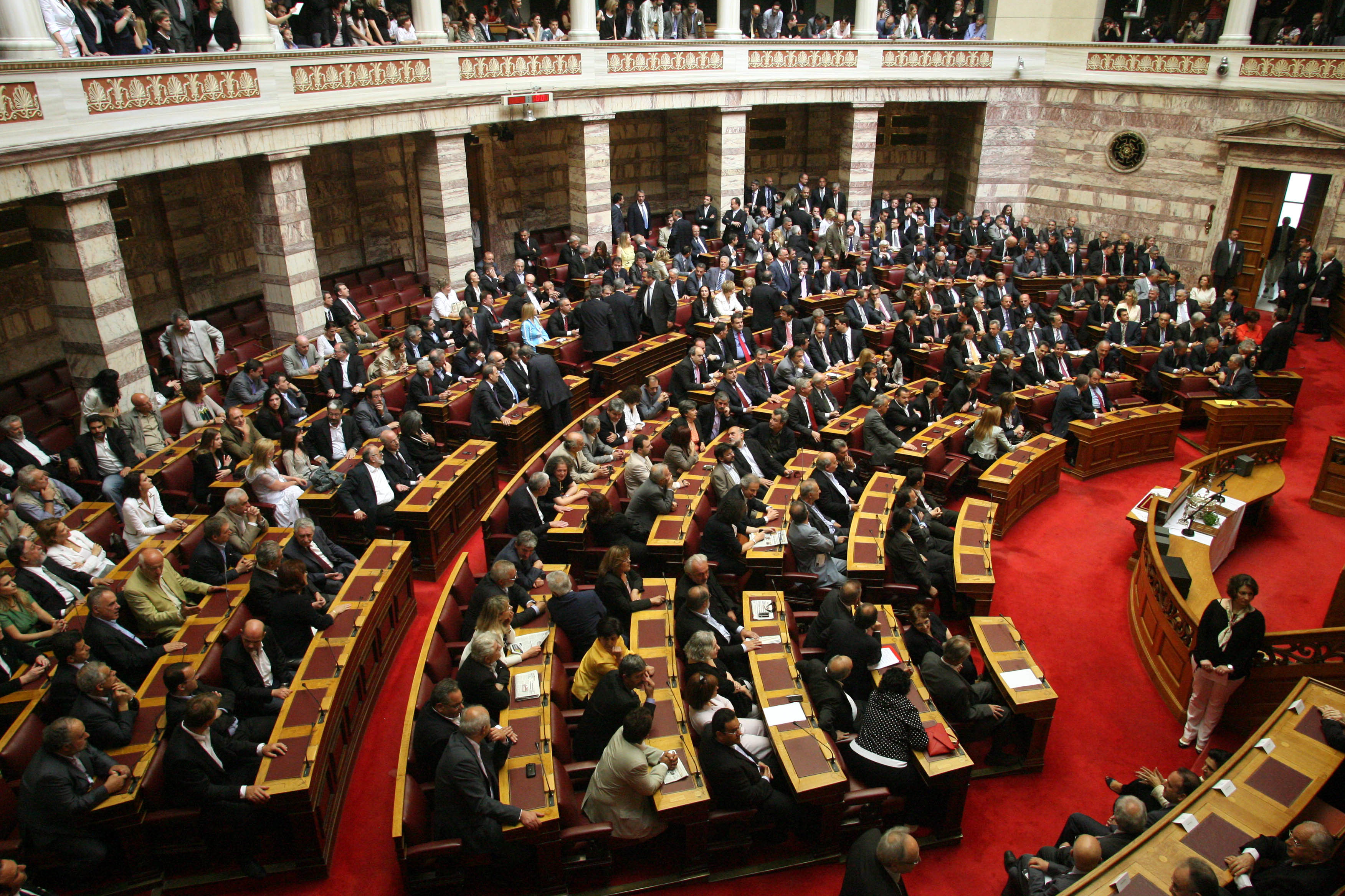 Πως ο Στουρνάρας κατάφερε ΠΑΣΟΚ και ΔΗΜΑΡ να ψηφίσουν νομοσχέδιο για τις ΔΕΚΟ