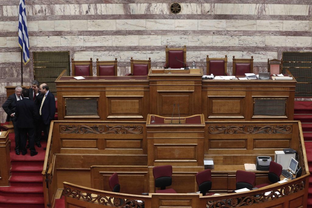 Μεϊμαράκη πάρε θέση για τις μειώσεις στους μισθούς μας, λένε οι υπάλληλοι της Βουλής
