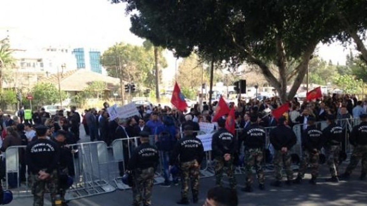 Κύπρος: Διαμαρτυρία τραπεζικών υπαλλήλων έξω από τη Βουλή για τα ταμεία προνοίας