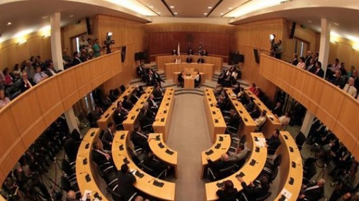 Η Κύπρος και επίσημα στη μέγγενη του Μνημονίου – Διαδηλωτές “πολιορκούν” το κοινοβούλιο