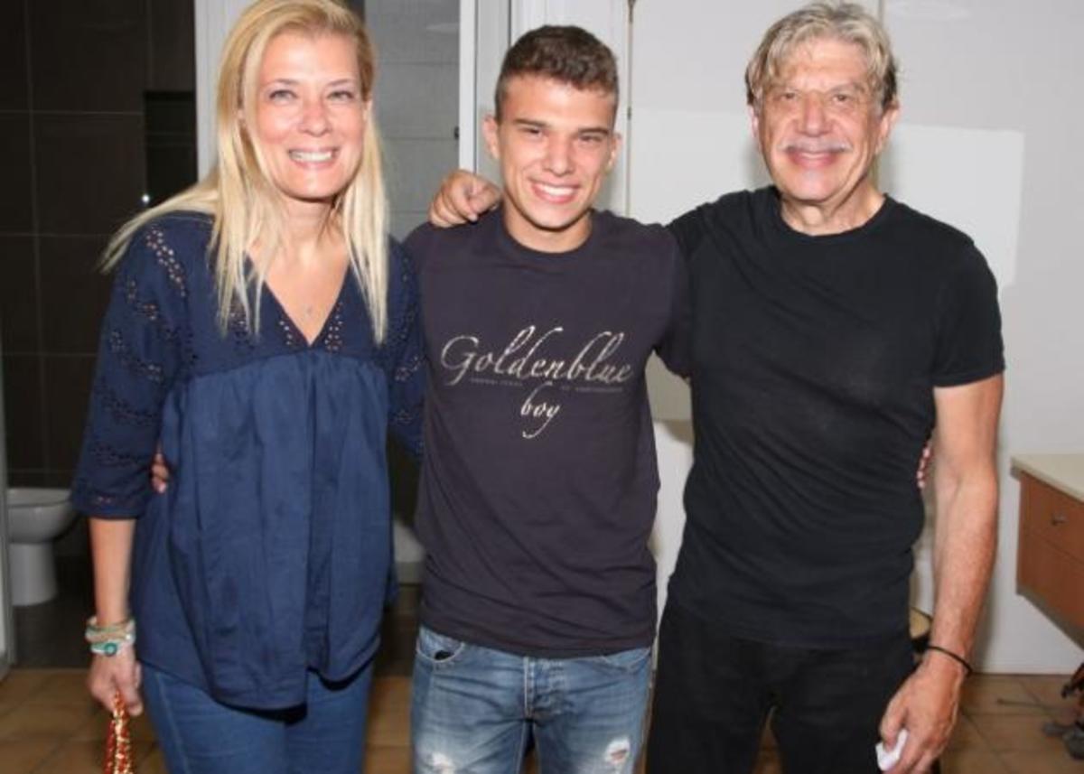 Γιάννης Βούρος: H σύζυγος και ο γιος του στο πλευρό του στο θέατρο!