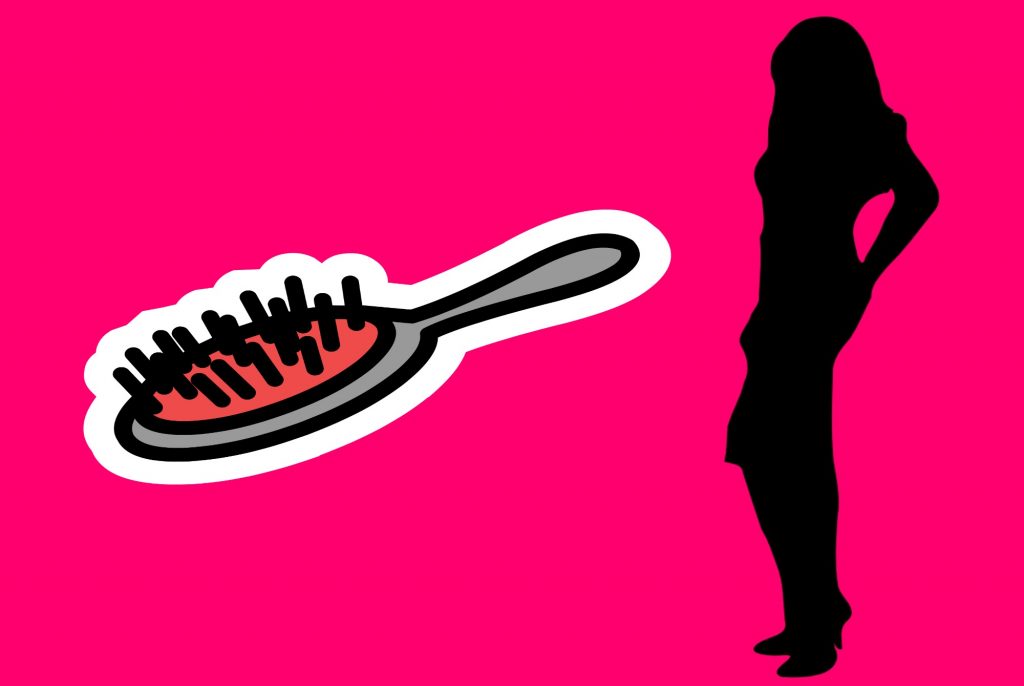 Χωρίς προηγούμενο: Η παρουσιάστρια χτένιζε τα μαλλιά της ενώ είχε ξεκινήσει το δελτίο ειδήσεων!