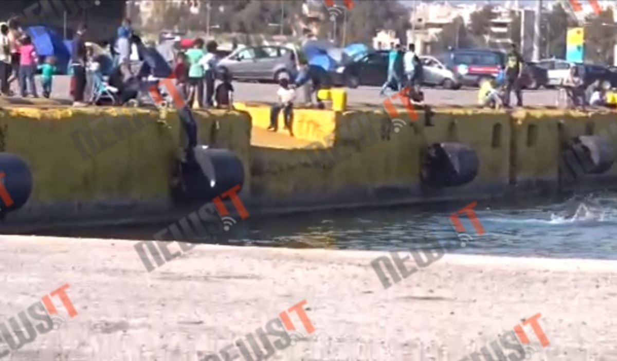 Πέφτουν στο λιμάνι