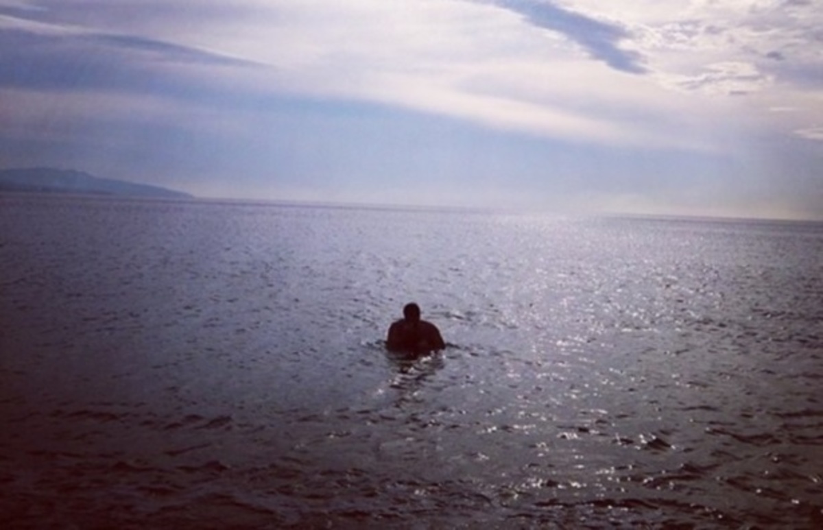 Ποιος τολμηρός παρουσιαστής έκανε σήμερα βουτιά στη θάλασσα;