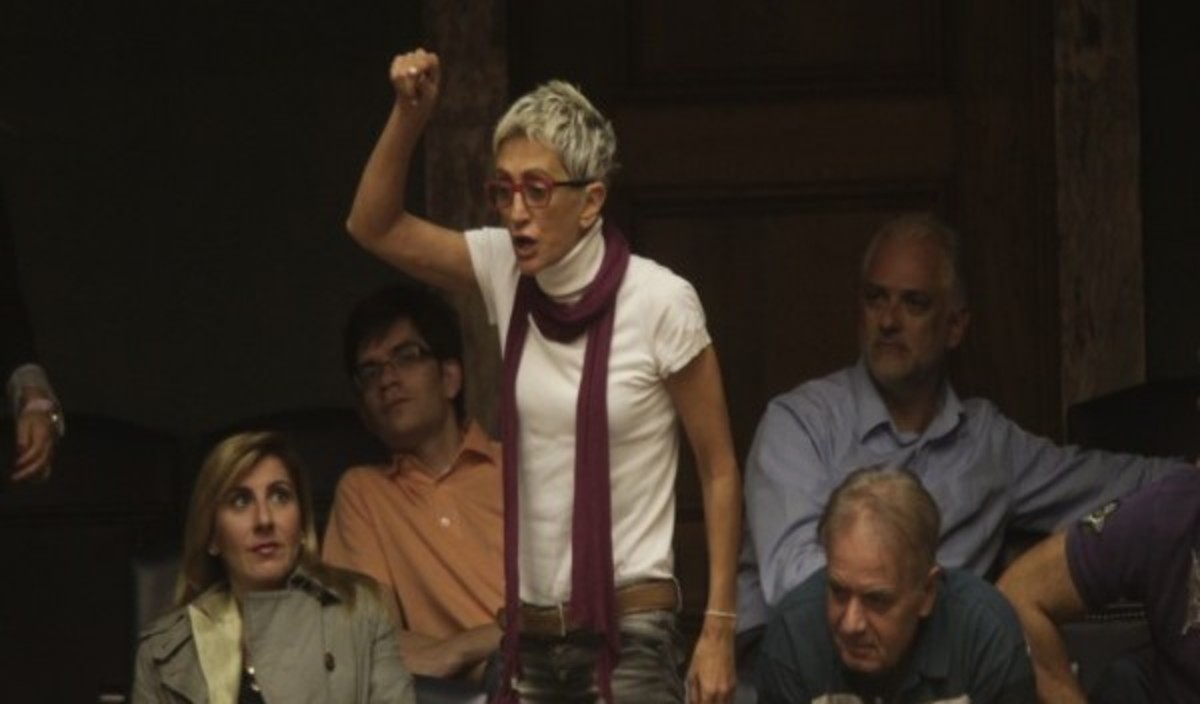 Η γυναίκα που πέταξε την κότα στο Μαξίμου καταγγέλλει ξυλοδαρμό στην Ηρώδου Αττικού (ΦΩΤΟ)