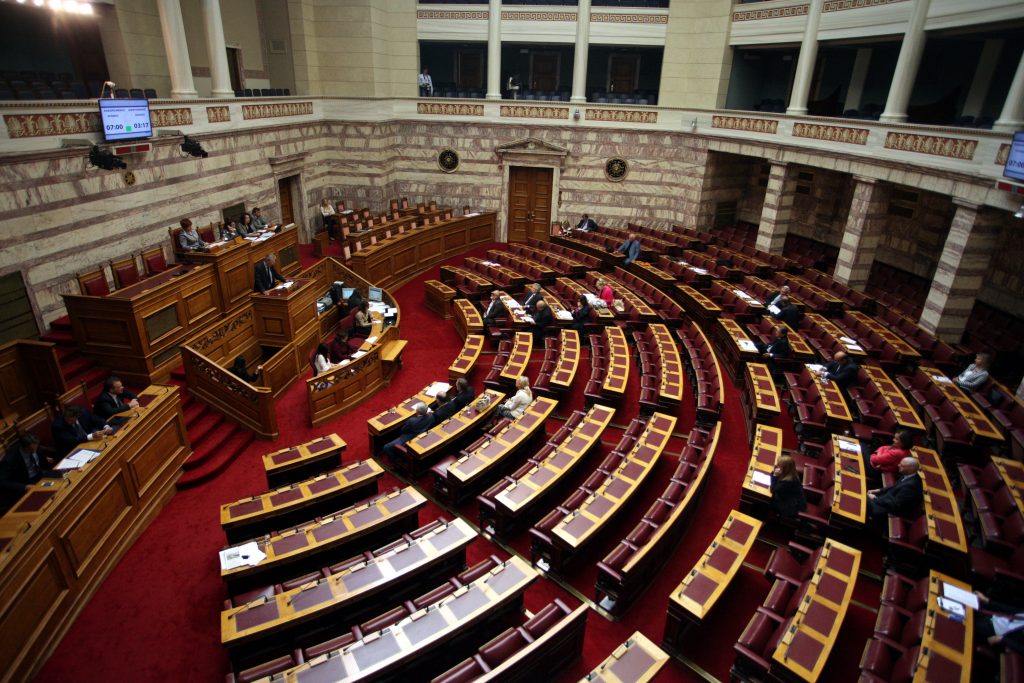 Απόψε η μεγάλη μάχη των πολιτικών αρχηγών στην Βουλή