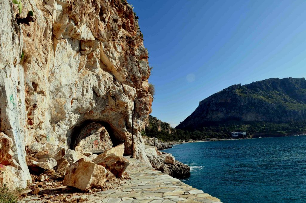 Ηράκλειο: Έπεσε στα βράχια με την μηχανή του