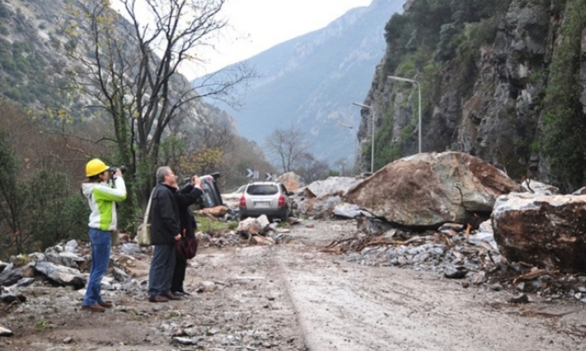 Κλειστή η παλαιά Ε.Ο. Πατρών-Κορίνθου από πτώση βράχου