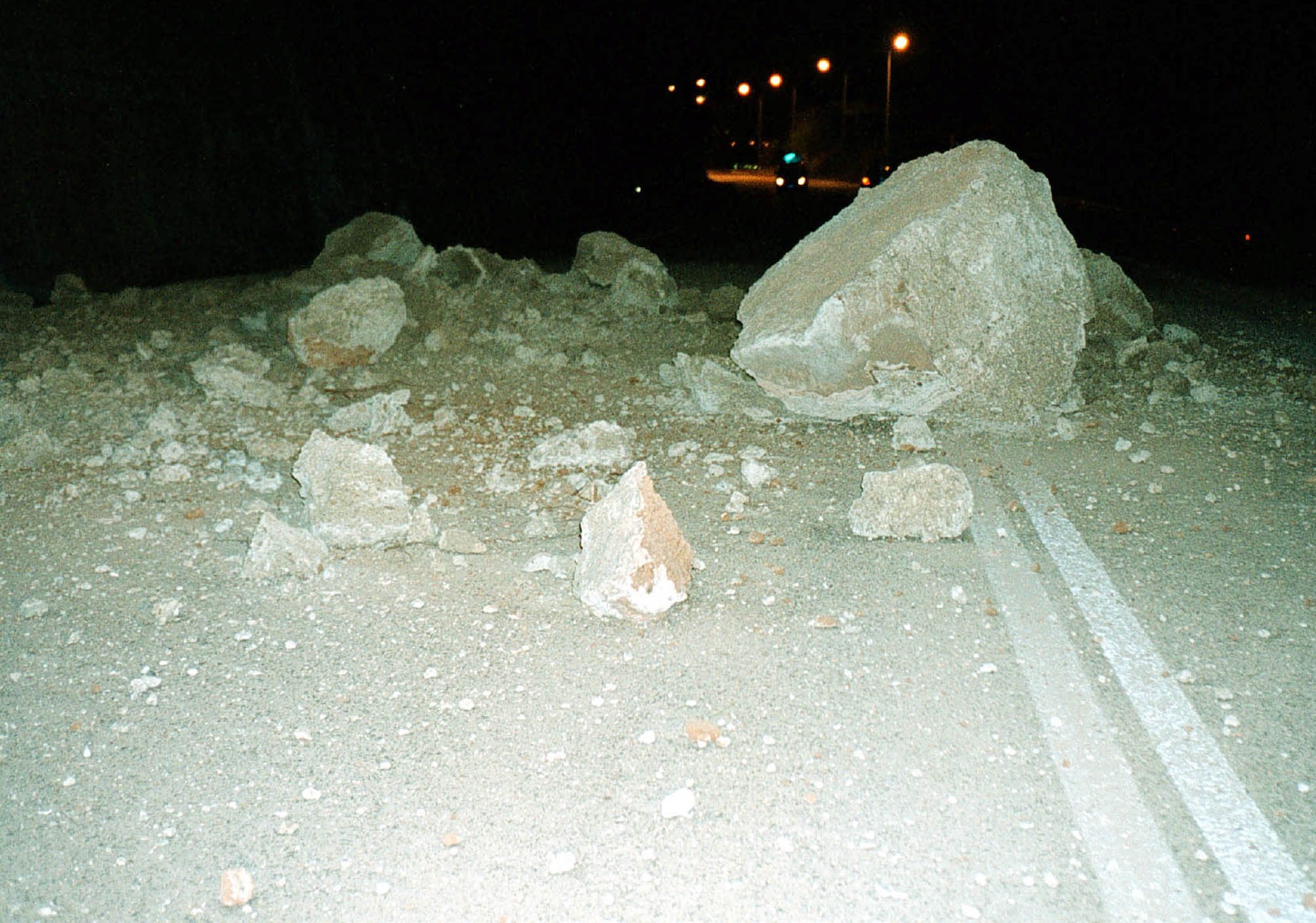 Χανιά: Βράχος 2 τόνων καταπλάκωσε το αυτοκίνητό τους – Σώθηκαν από θαύμα