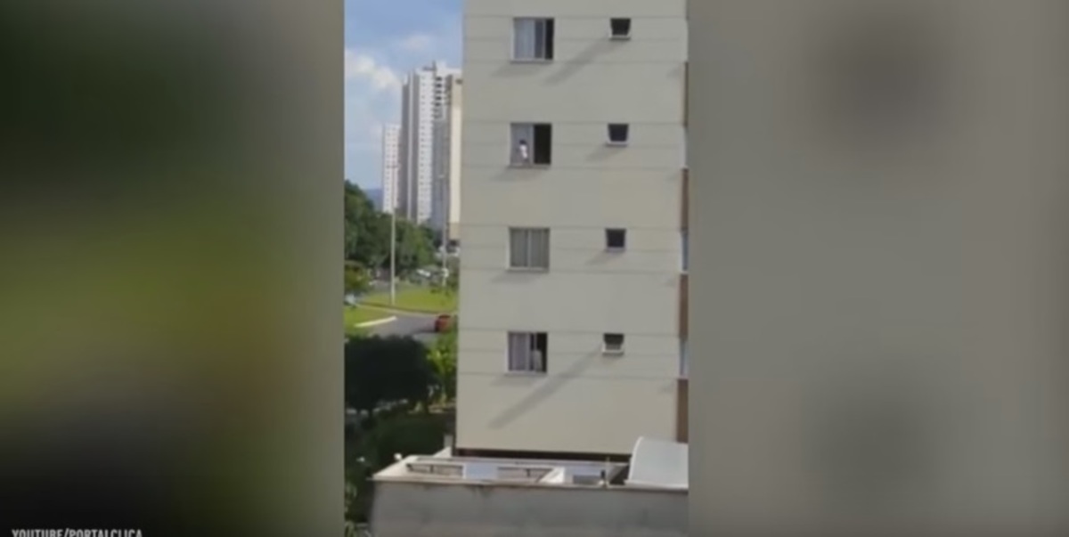 Ανατριχίλα! Μωρό ακροβατεί στο παράθυρο του τρίτου ορόφου – ΒΙΝΤΕΟ