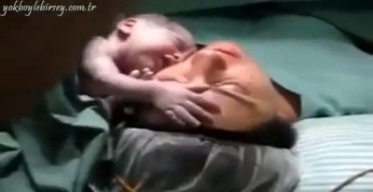Μαγική στιγμή! Νεογέννητο δε θέλει να αφήσει τη μαμά του, λεπτά μετά τη γέννα (VIDEO)