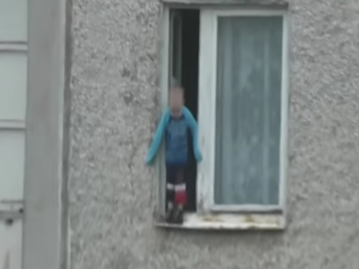 Βίντεο που κόβει την ανάσα: Νήπιο ακροβατεί στο χείλος του 8ου ορόφου!