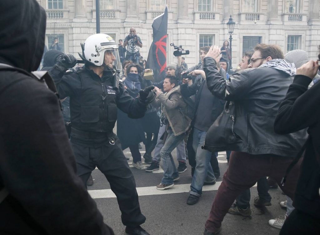 Συγκρούσεις διαδηλωτών – αστυνομίας στην Downing Street – Φωτογραφίες