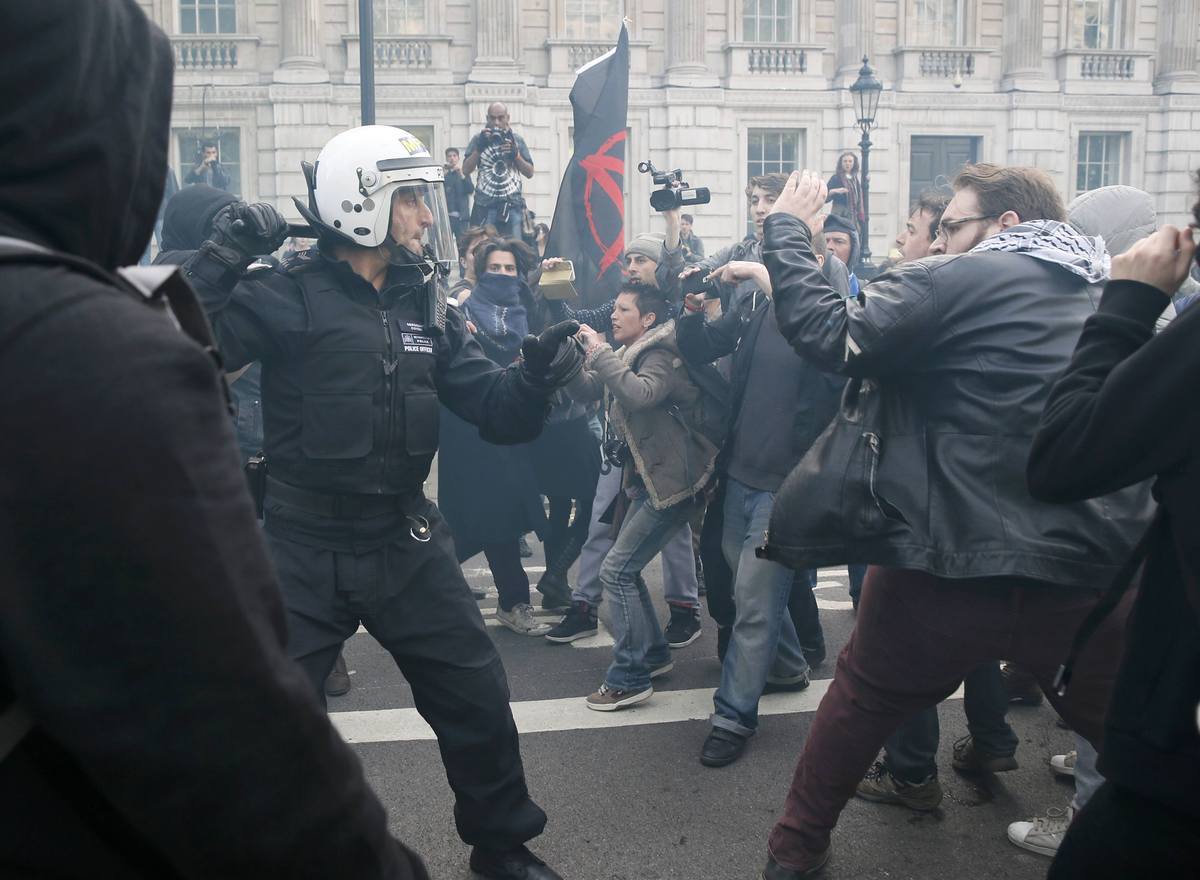 Συγκρούσεις διαδηλωτών – αστυνομίας στην Downing Street – Φωτογραφίες