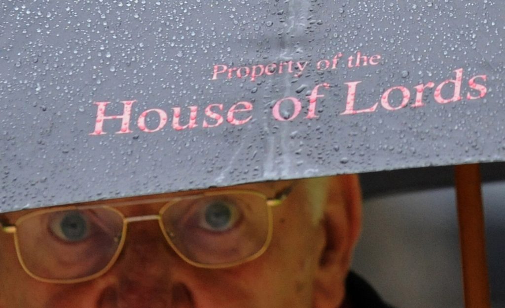 Ιδιοκτησία του βρετανικού Κοινοβουλίου η ομπρέλα. ΦΩΤΟ REUTERS