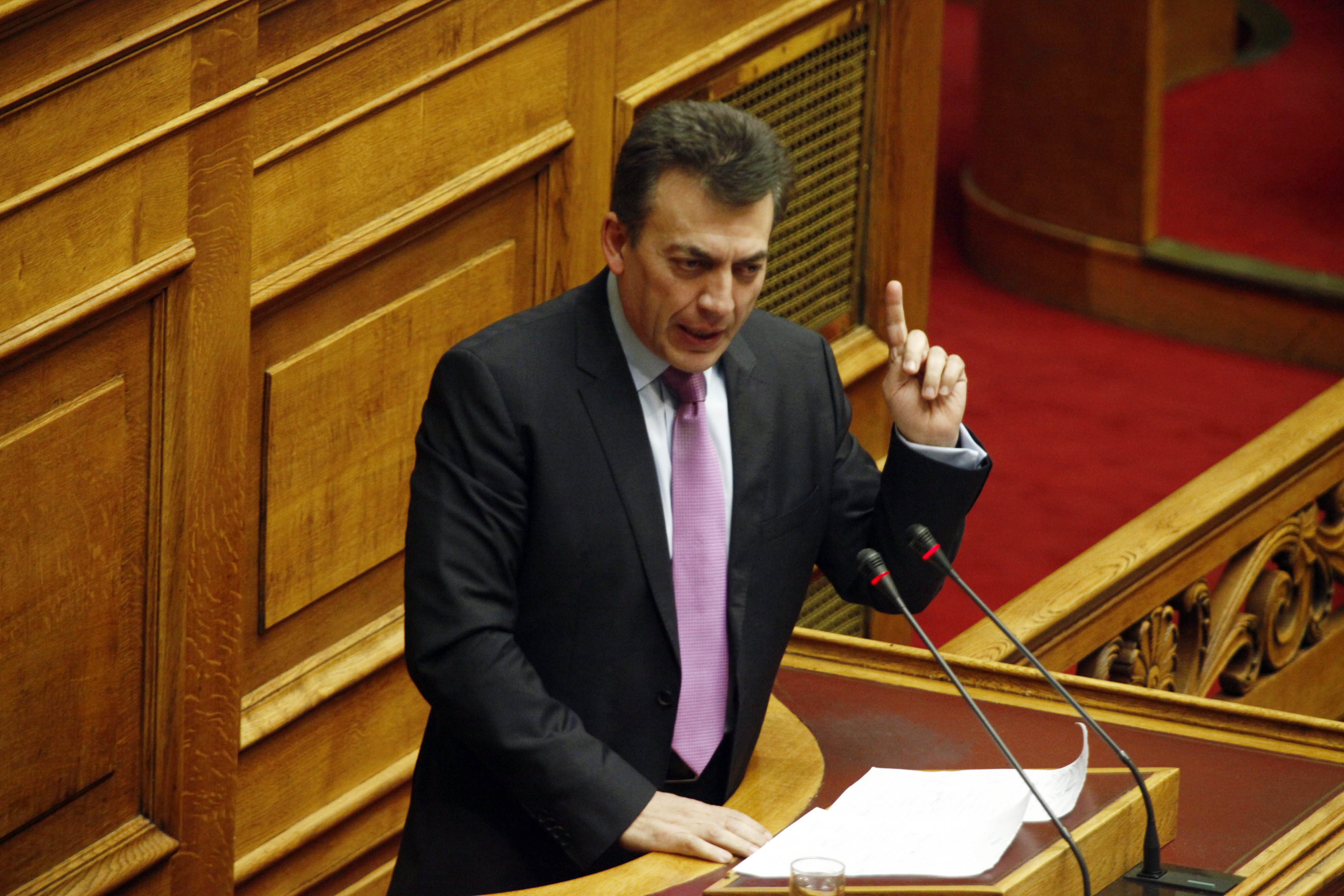 Βρούτσης: Ο κατώτατος μισθός θα αυξηθεί από το 2017