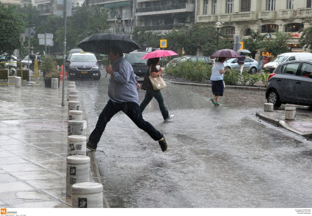Καιρός σήμερα: Βροχές, καταιγίδες και μποφόρ – «Βουτιά» της θερμοκρασίας