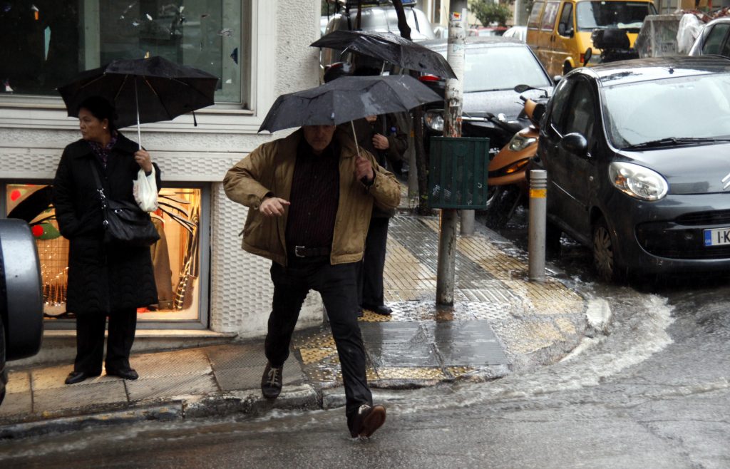 Βροχές, χιόνια και νέα πτώση της θερμοκρασίας