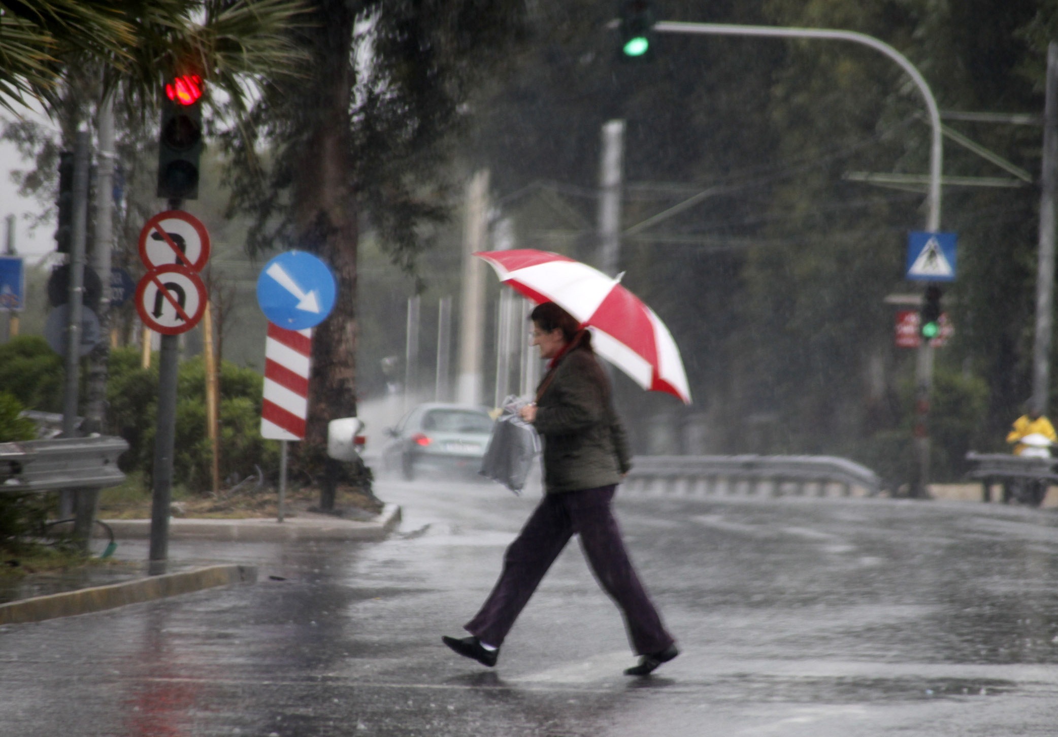 Βροχές, καταιγίδες και πτώση της θερμοκρασίας για σήμερα