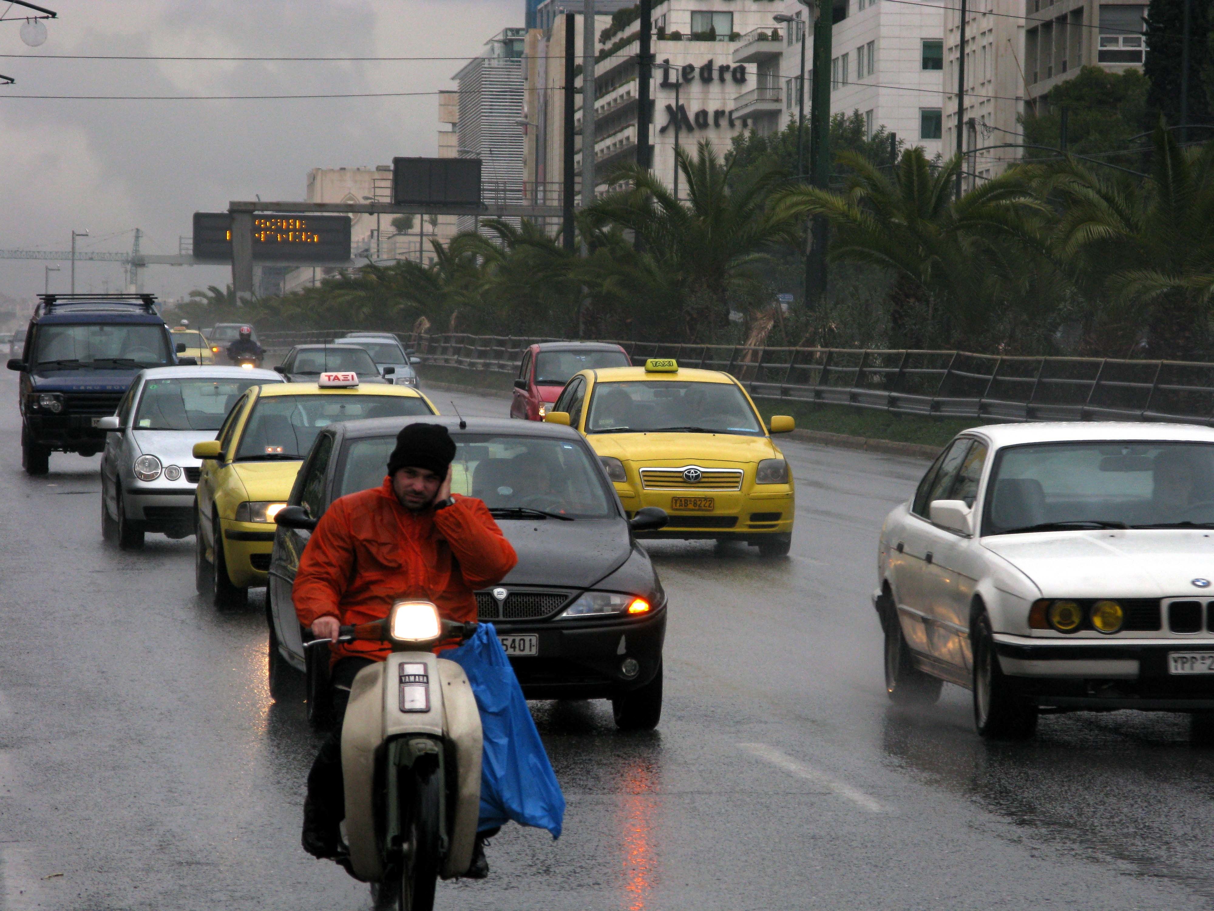 Σχεδόν 100 κλήσεις στην Πυροσβεστική για κοπές δέντρων και απάντληση υδάτων – Παραμένουν τα προβλήματα στα λιμάνια