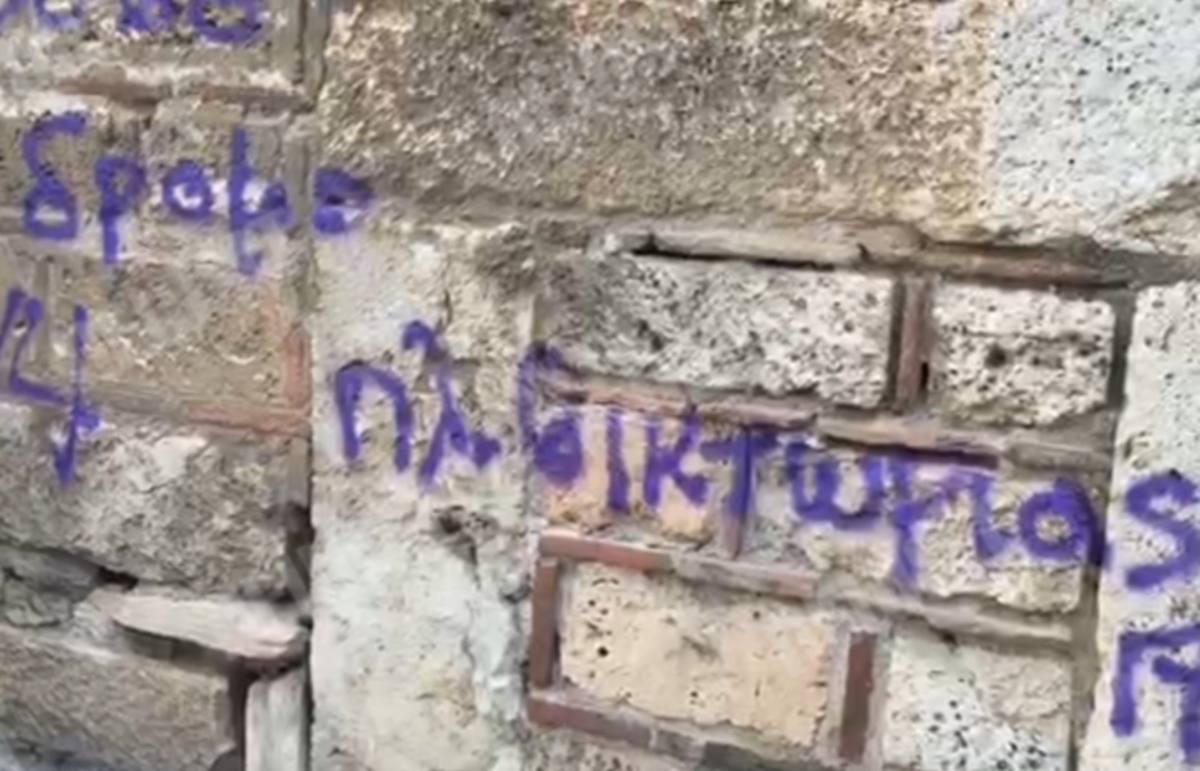 Βεβήλωσαν εκκλησία στην Καπνικαρέα