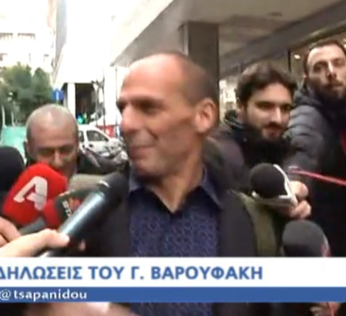 Δημοσιογράφοι περικυκλώνουν Γ.Βαρουφάκη