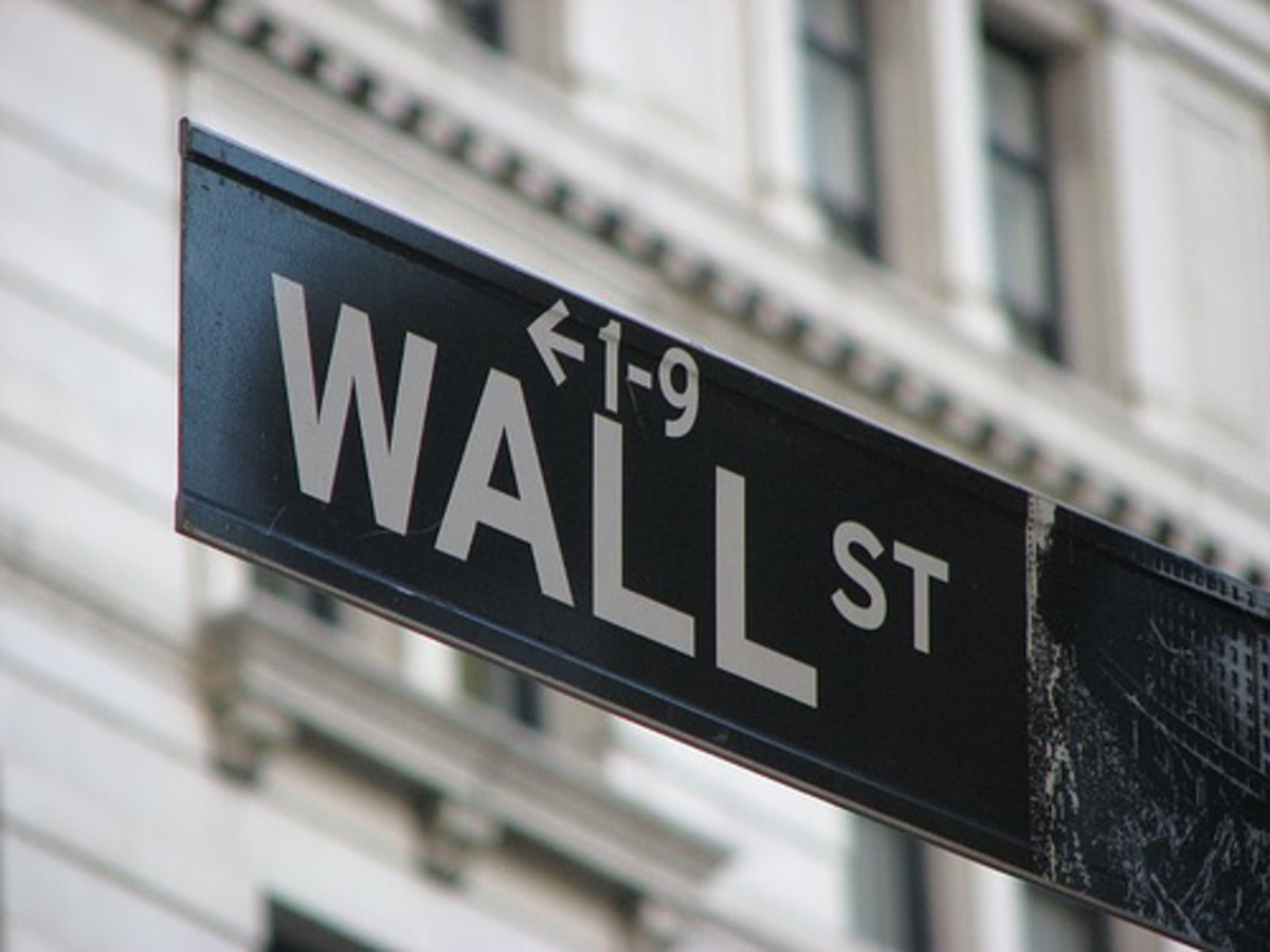 Θετικό πρόσημο στη Wall Street μετά τις ρευστοποιήσεις