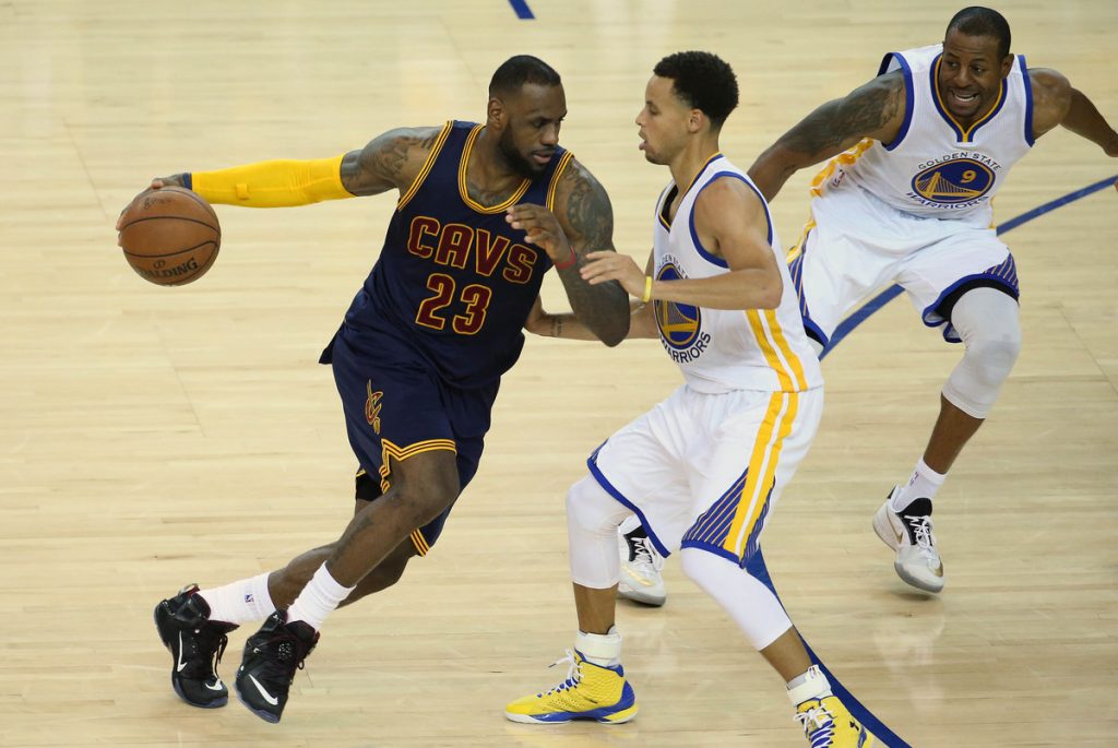 Τελικοί NBA: Μια σου και μία μου! Στην παράταση “έσπασε” την έδρα των Γουόριορς ο Λεμπρόν