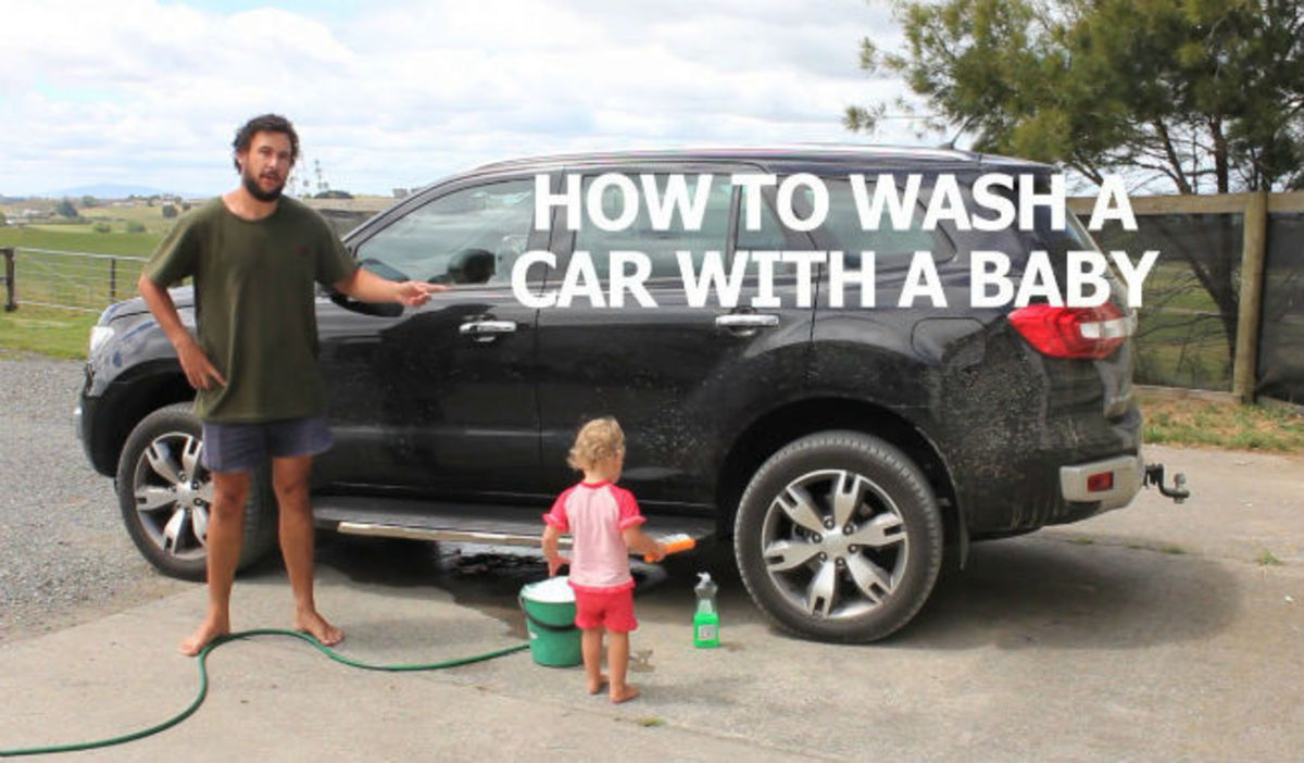 Aυτός ο άντρας επιχείρησε να πλύνει το αυτοκίνητο με το μωρό του – Δείτε το αποτέλεσμα!