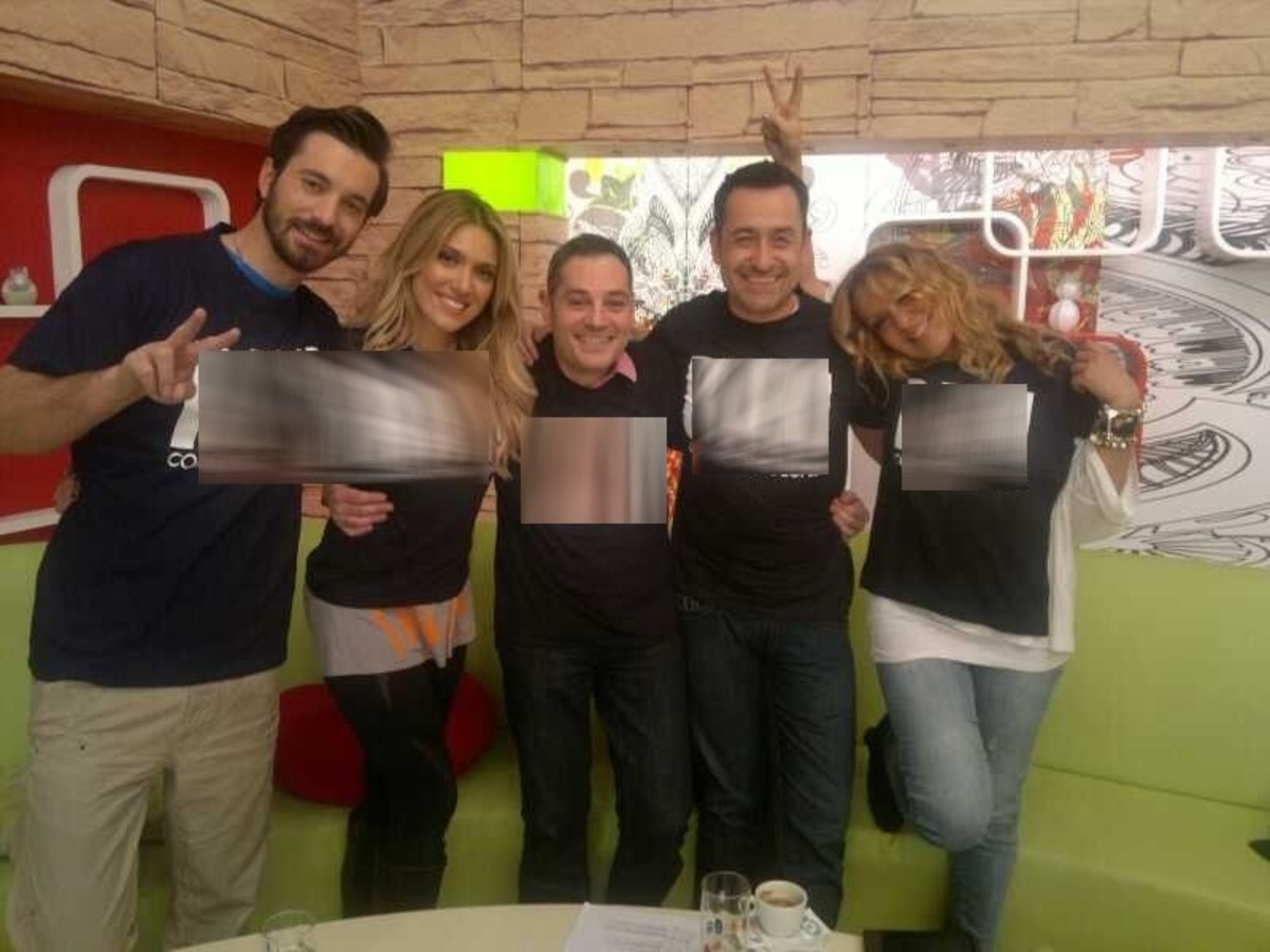 Τι έγραφαν τα μπλουζάκια που φόρεσαν μετά το τέλος της εκπομπής;