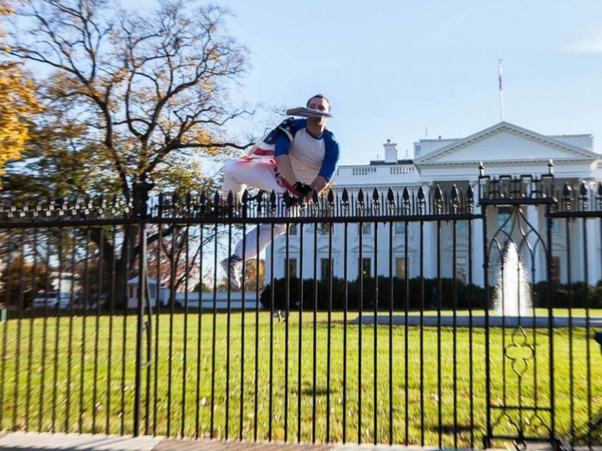 Ο άνδρας που… “πέταξε” πάνω από το φράκτη του Λευκού Οίκου (ΦΩΤΟ, VIDEO)