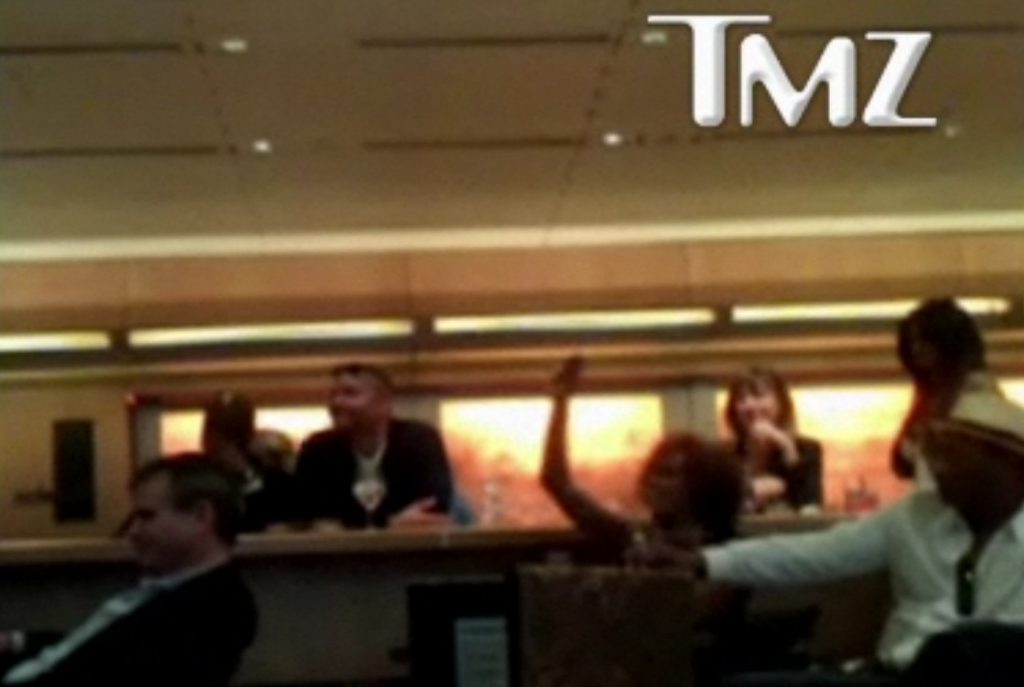 Η Whitney Houston διασκεδάζει βλέποντας την Madonna στο Super Bowl!