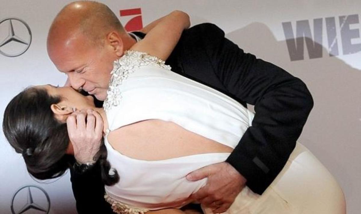 Αυτό είναι έρωτας! Ο Bruce Willis άρπαξε και φίλησε την σύζυγό του στο κόκκινο χαλί!