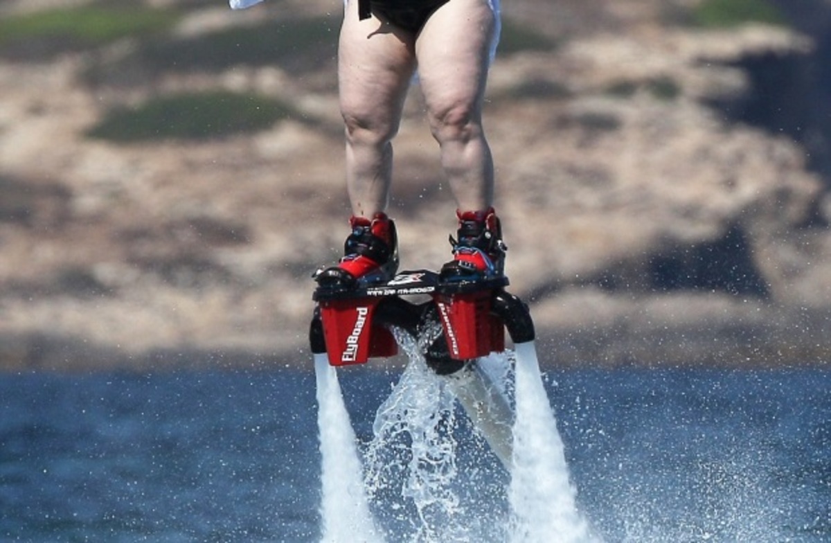 Δοκίμασε το flyboarding και έφερε θαλασσοταραχή στην προσγείωση της!
