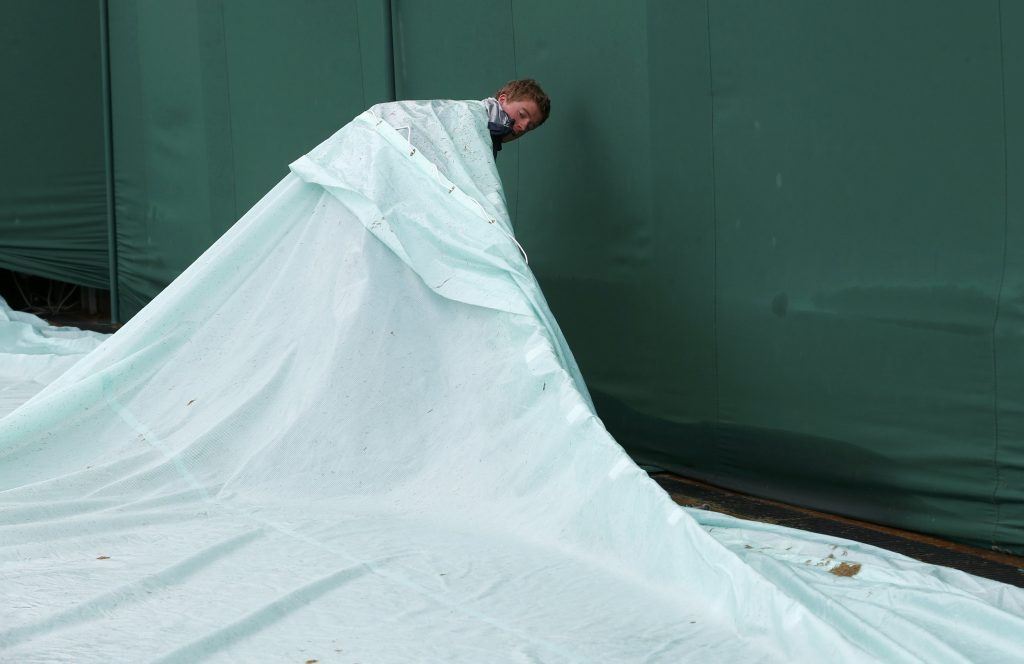 Όταν βρέχει στο Wimbledon δεν ποτίζεται μόνο το γρασίδι – ΦΩΤΟ