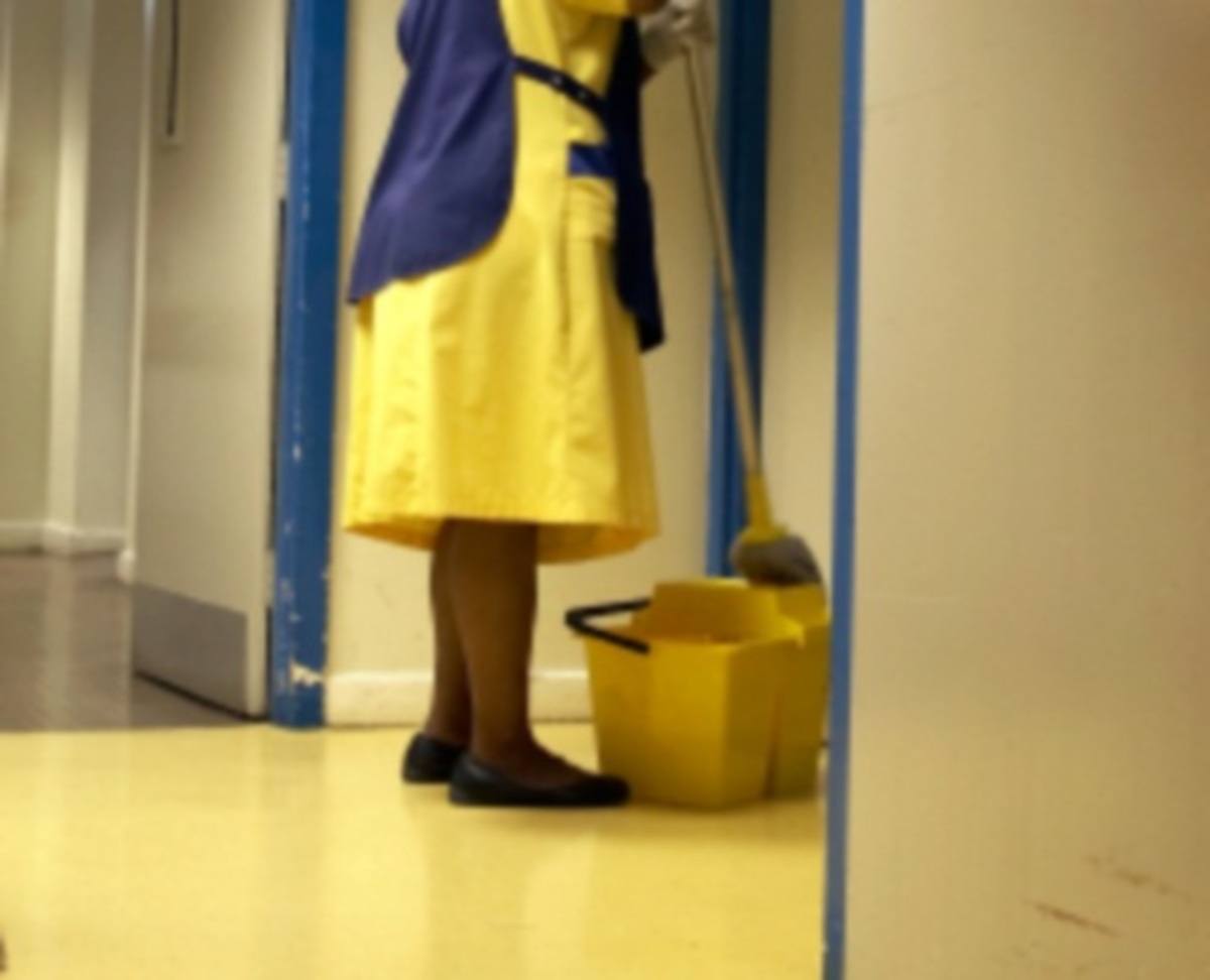 Απίστευτη καταγγελία από καθαρίστρια: “Οι εργοδότες μας παίρνουν πίσω το μισό μισθό εκβιαστικά”