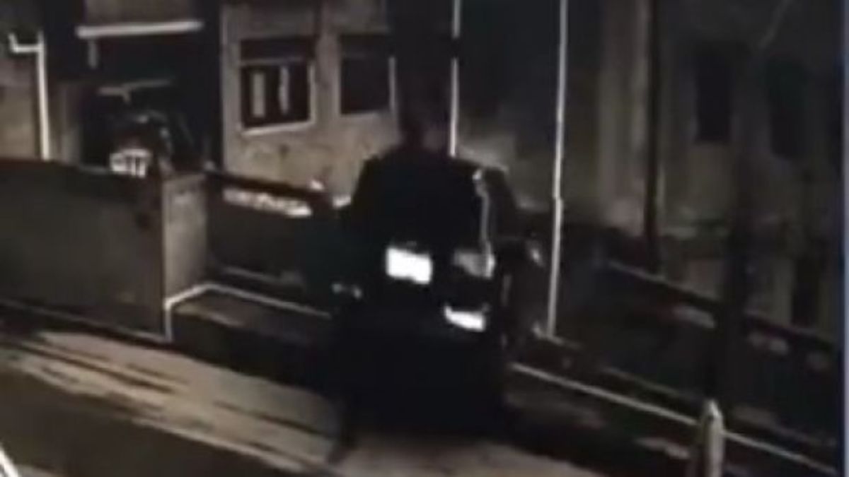 Μα πώς τα κατάφερε να ρίξει το αυτοκίνητο από τη γέφυρα; [vid]