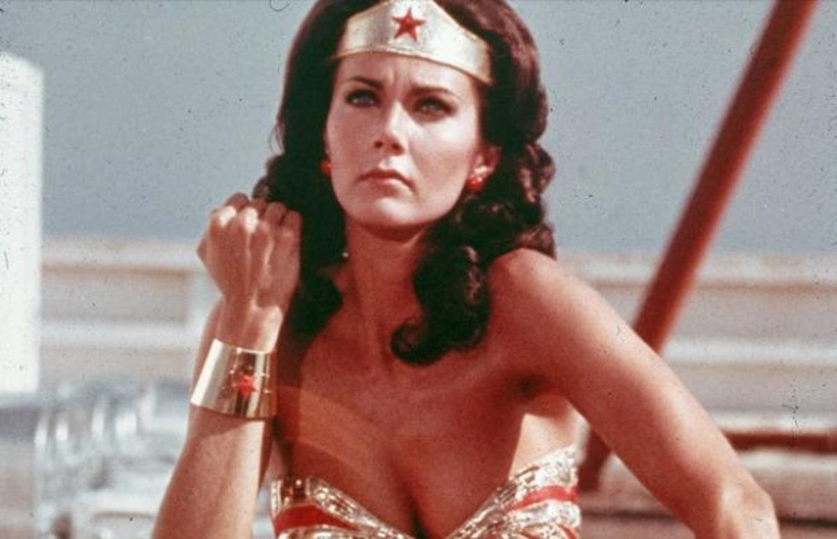 Η Wonder Woman ποζάρει στα 63 της στο κόκκινο χαλί!