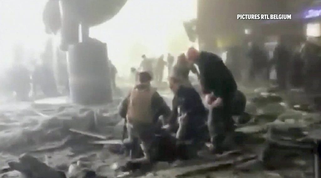 Live: Επίθεση στις Βρυξέλλες – 34 νεκροί από τις εκρήξεις σε μετρό και αεροδρόμιο! – Βίντεο – σοκ δευτερόλεπτα μετά την έκρηξη στο αεροδρόμιο!