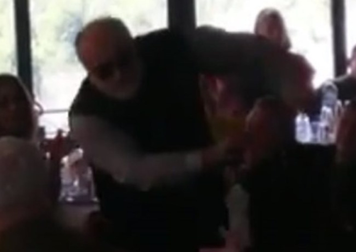 Ζεϊμπέκικο Κουρουμπλή σε ταβέρνα