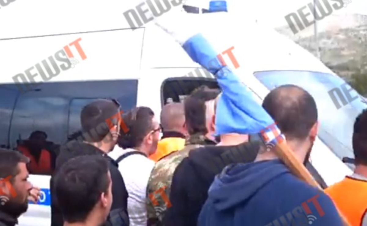 Αγρότες έσπασαν αστυνομικό μπλόκο