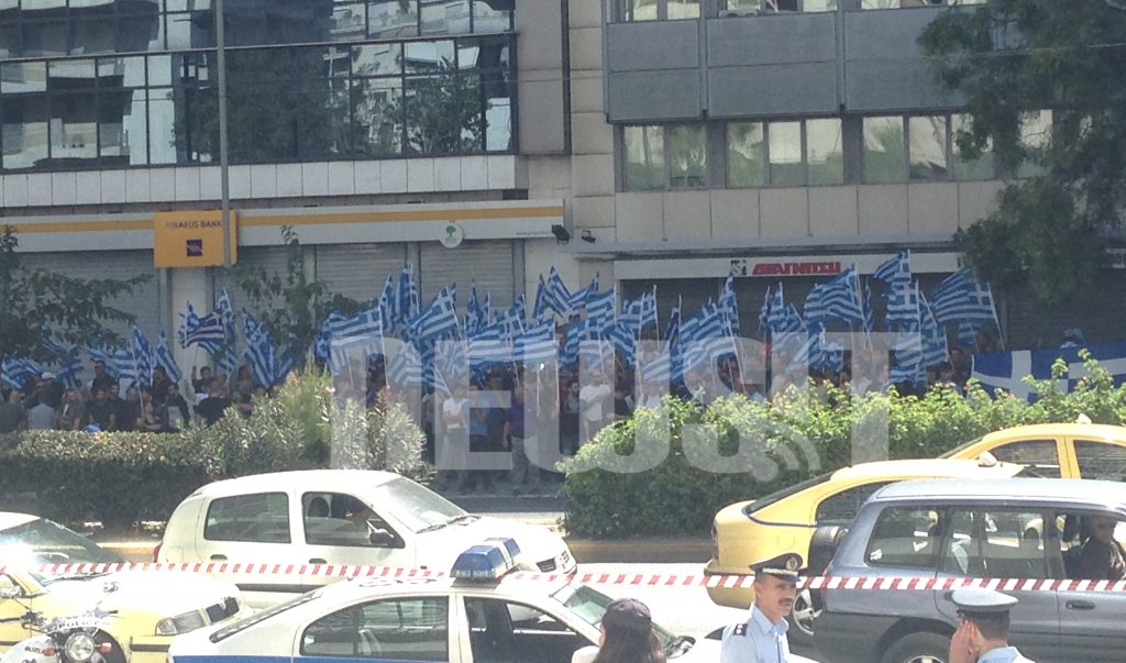 Τους έφεραν ελληνικές σημαίες για να φανούν πολλοί (ΦΩΤΟ, ΒΙΝΤΕΟ)