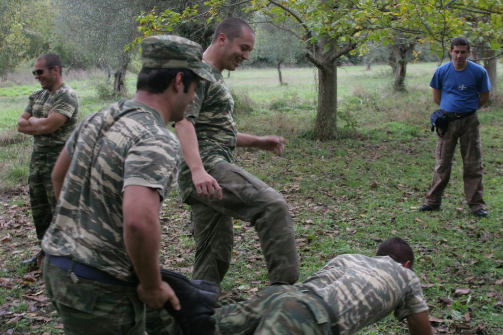 Το λεύκωμα μίσους της Χρυσής Αυγής: Όπλα, σβάστικες, ναζιστικοί χαιρετισμοί – Τα ντοκουμέντα που «καίνε»