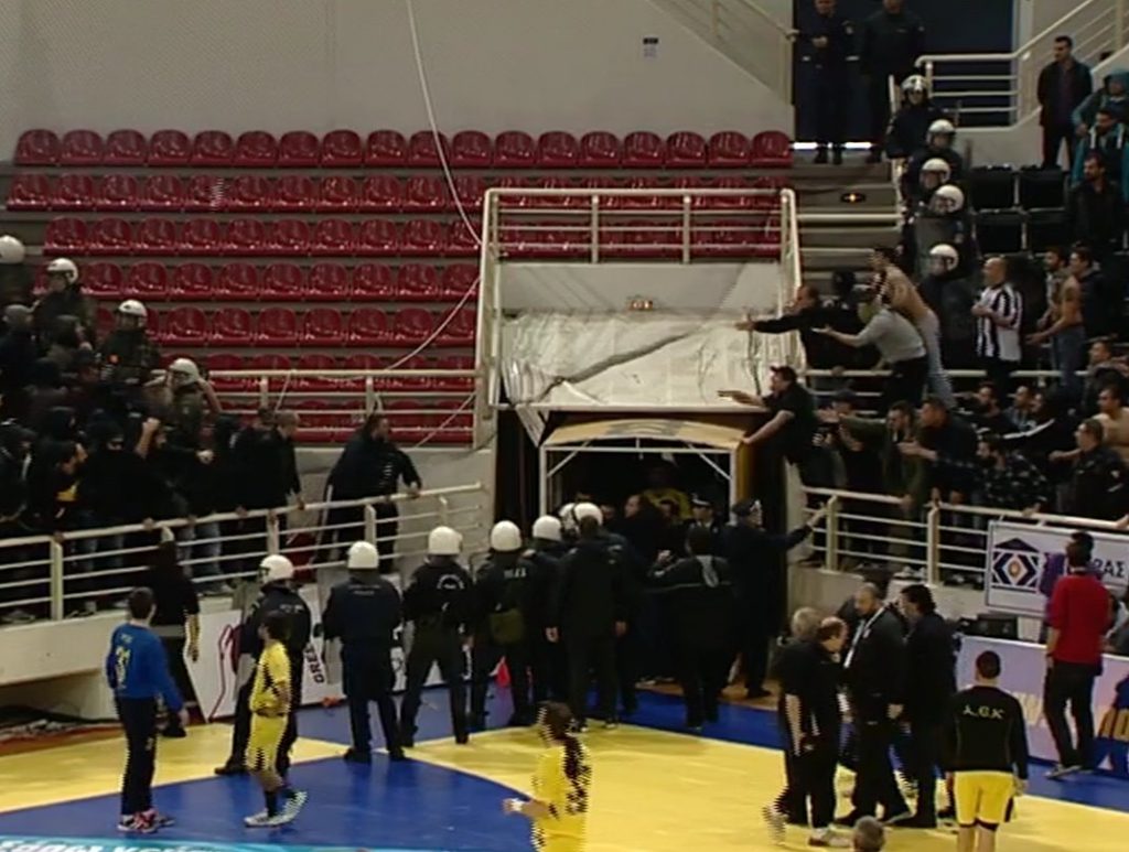 Φωτοβολίδες, διακοπή, τραυματίας στον τελικό στο χάντμπολ-Συνεχίζεται το ματς