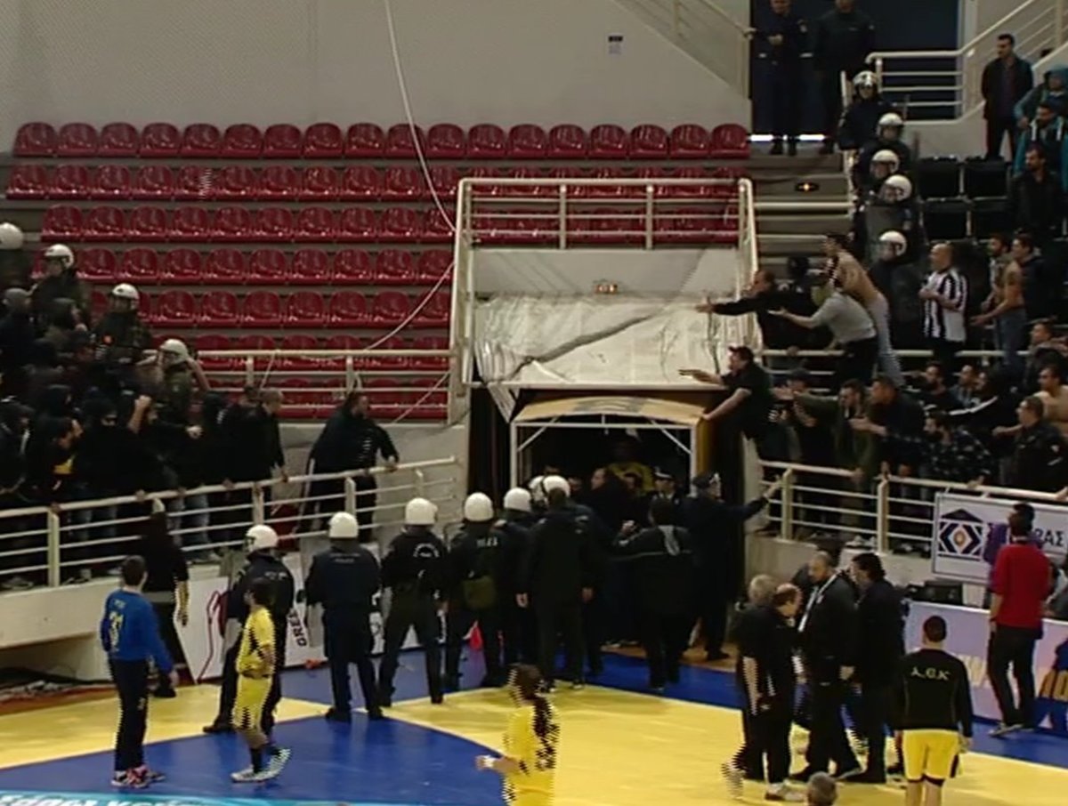 Φωτοβολίδες, διακοπή, τραυματίας στον τελικό στο χάντμπολ-Συνεχίζεται το ματς